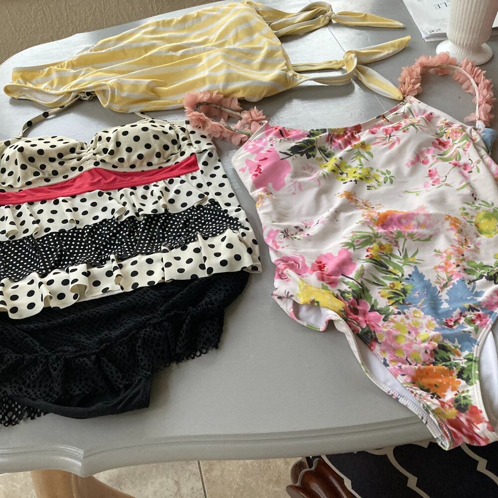 LOT  SWIMSUITS (3) TWO ONE PC SZ L ONE TANKINI SZ M BEACH CRUISES